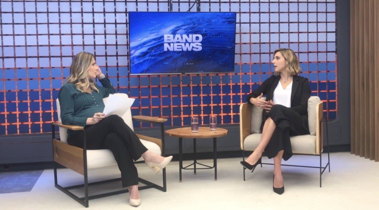 Xanda Fogaça sendo entrevistada no estúdio da BandNews, em 2019