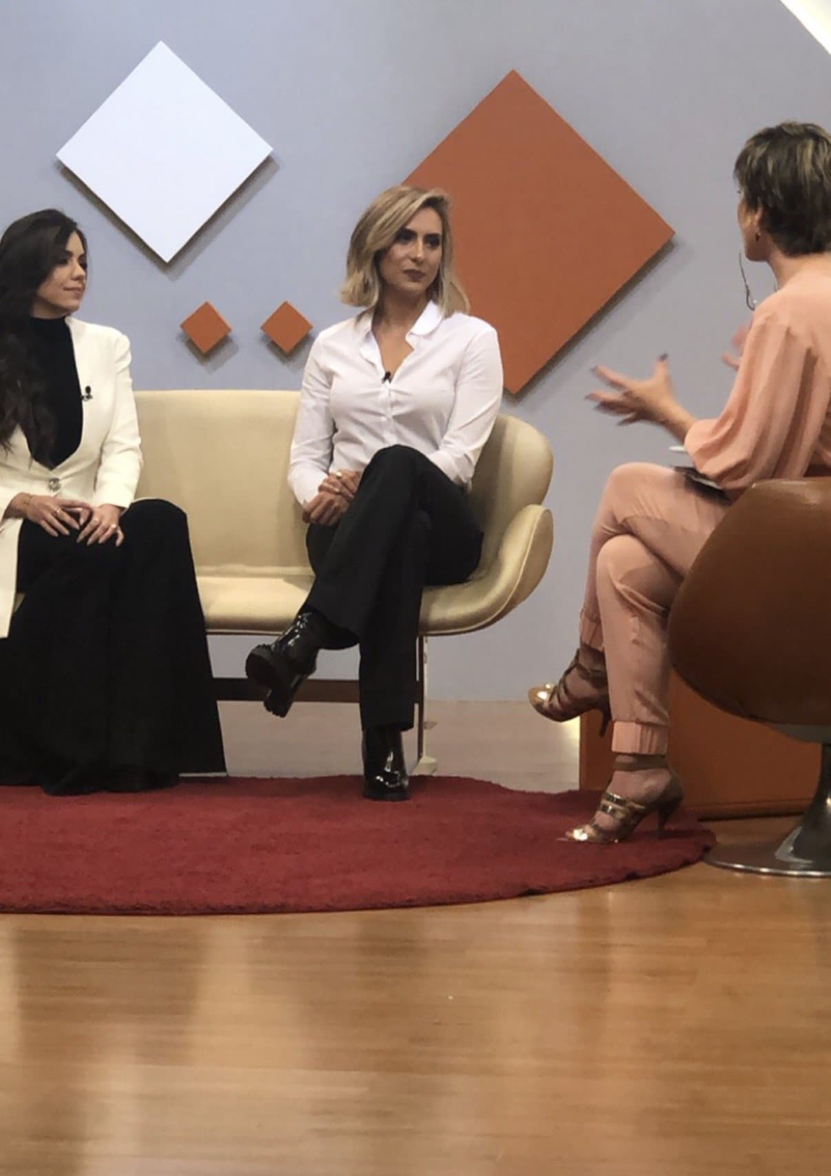 Xanda Fogaça em uma roda de conversa com duas convidadas