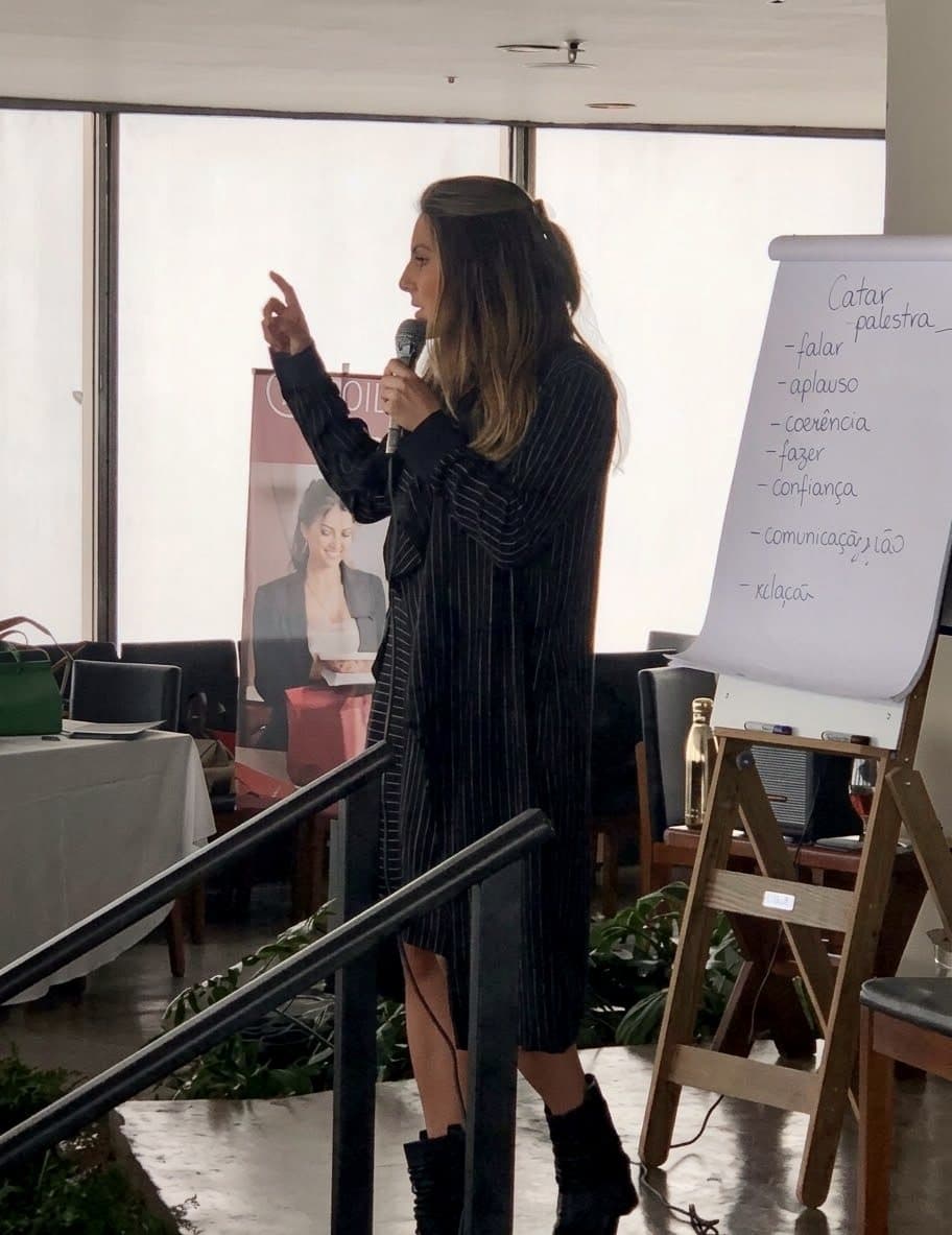 Xanda Fogaça explicando um tópico em um flipchart